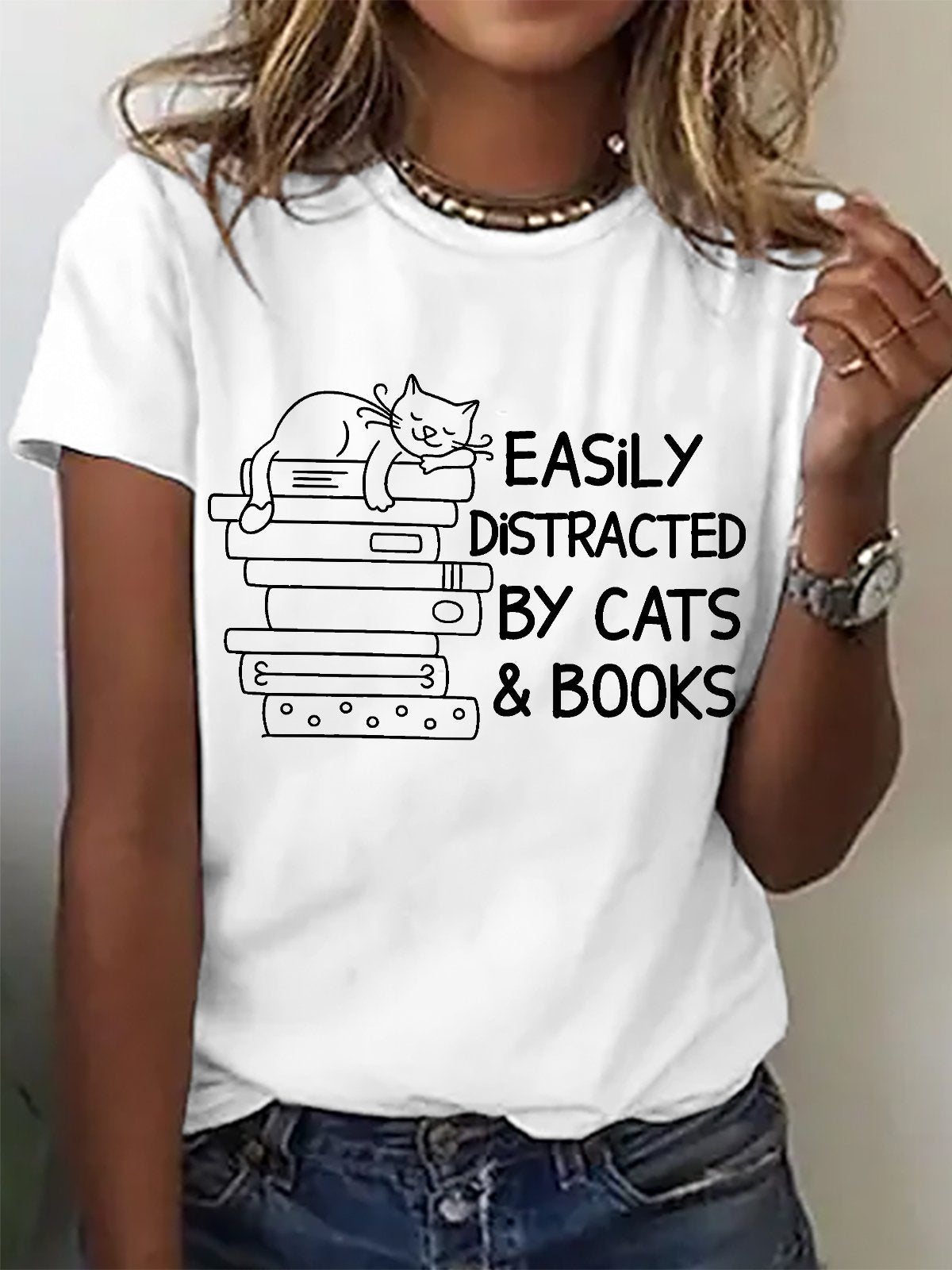 猫と本に気を取られやすいTシャツ