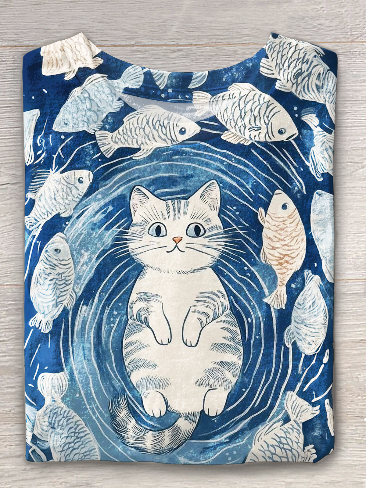 楽しいヴィンテージ猫と魚のアートクルーネックTシャツ