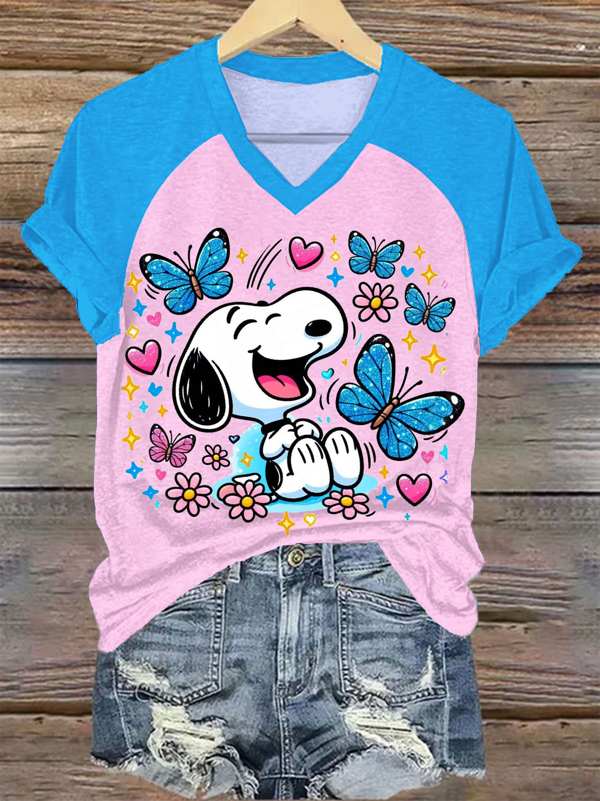 楽しいホリデー バタフライ フラワー スヌーピー Vネック Tシャツ