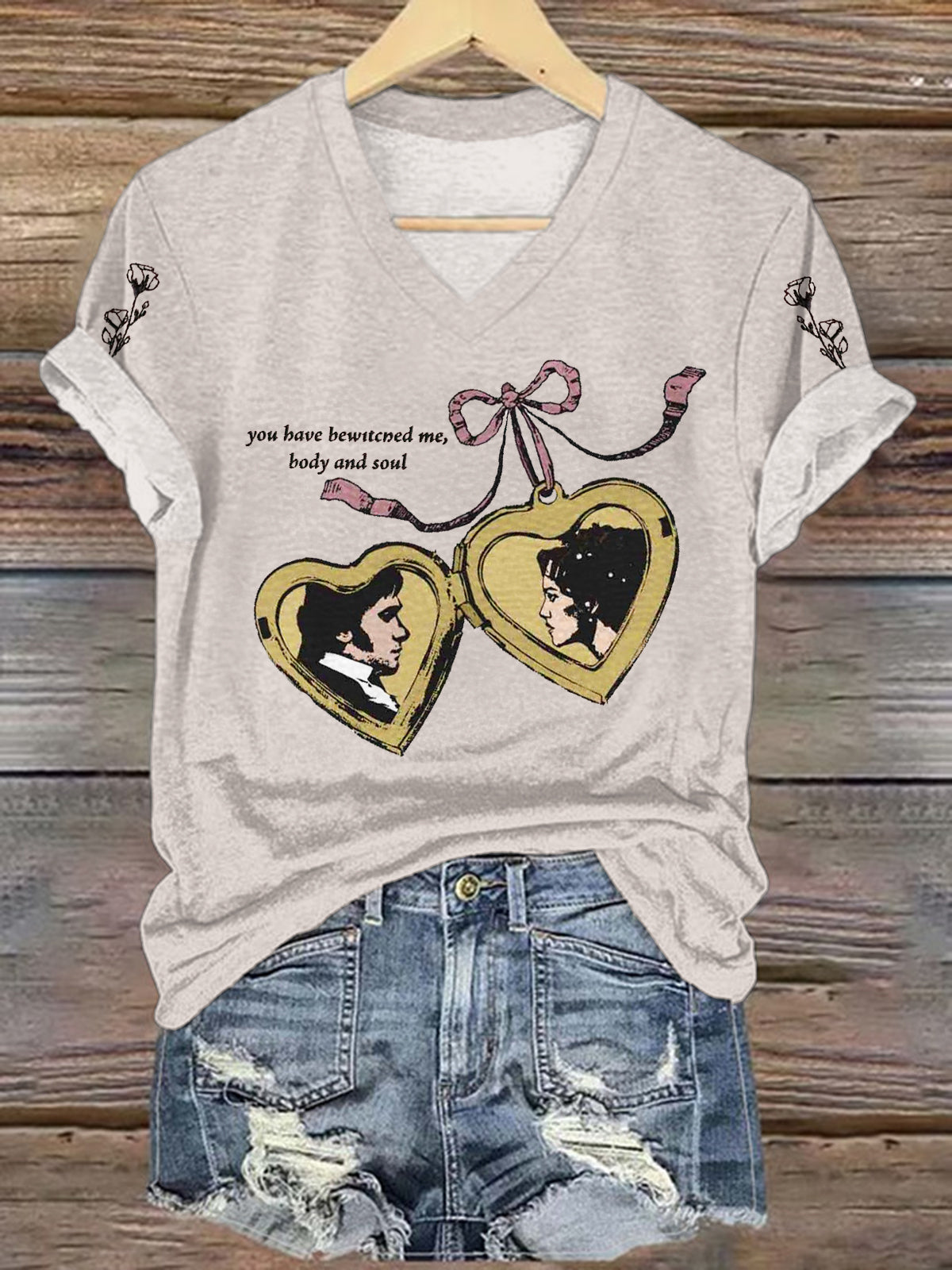 오만과 편견 하트 프린트 V넥 티셔츠