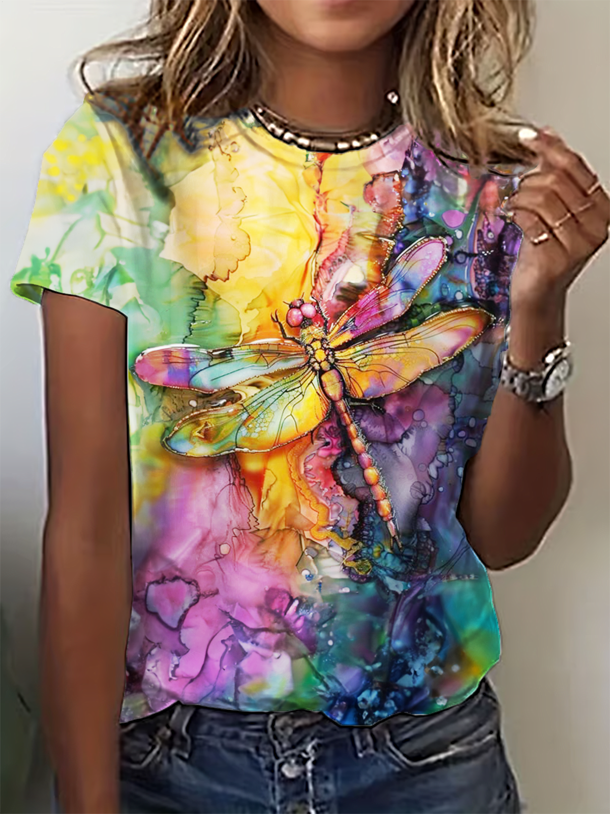 春夏の色合いのステンドグラスにトンボが描かれたクルーネックTシャツ