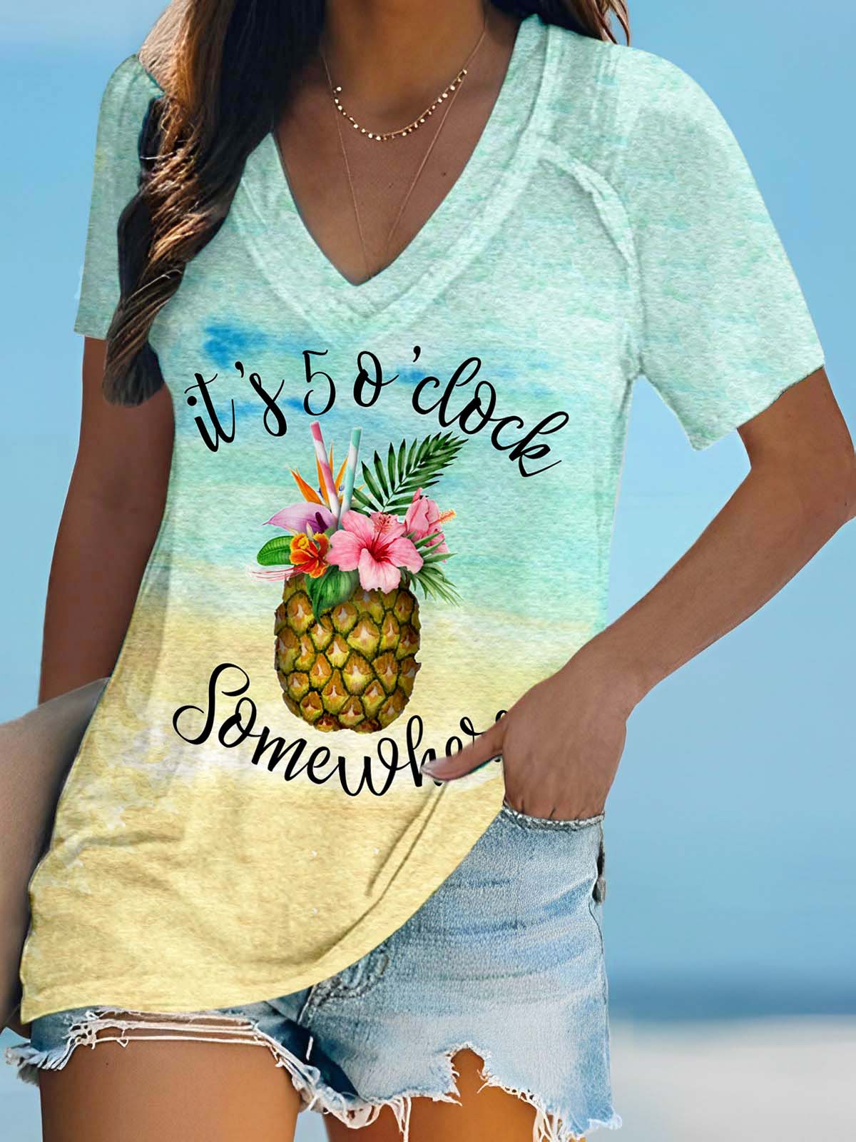 T-shirt col V imprimé « Il est 17 heures quelque part »