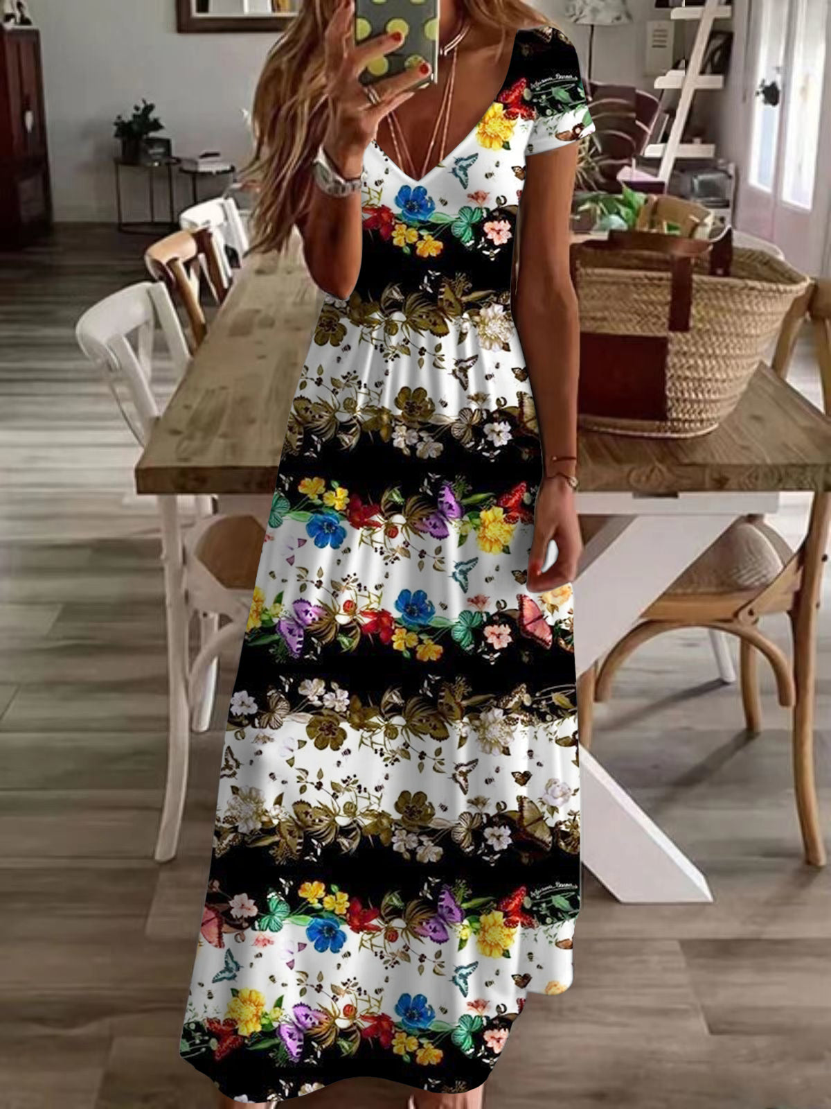 Gestreiftes Maxikleid mit Schmetterlingsmuster und V-Ausschnitt