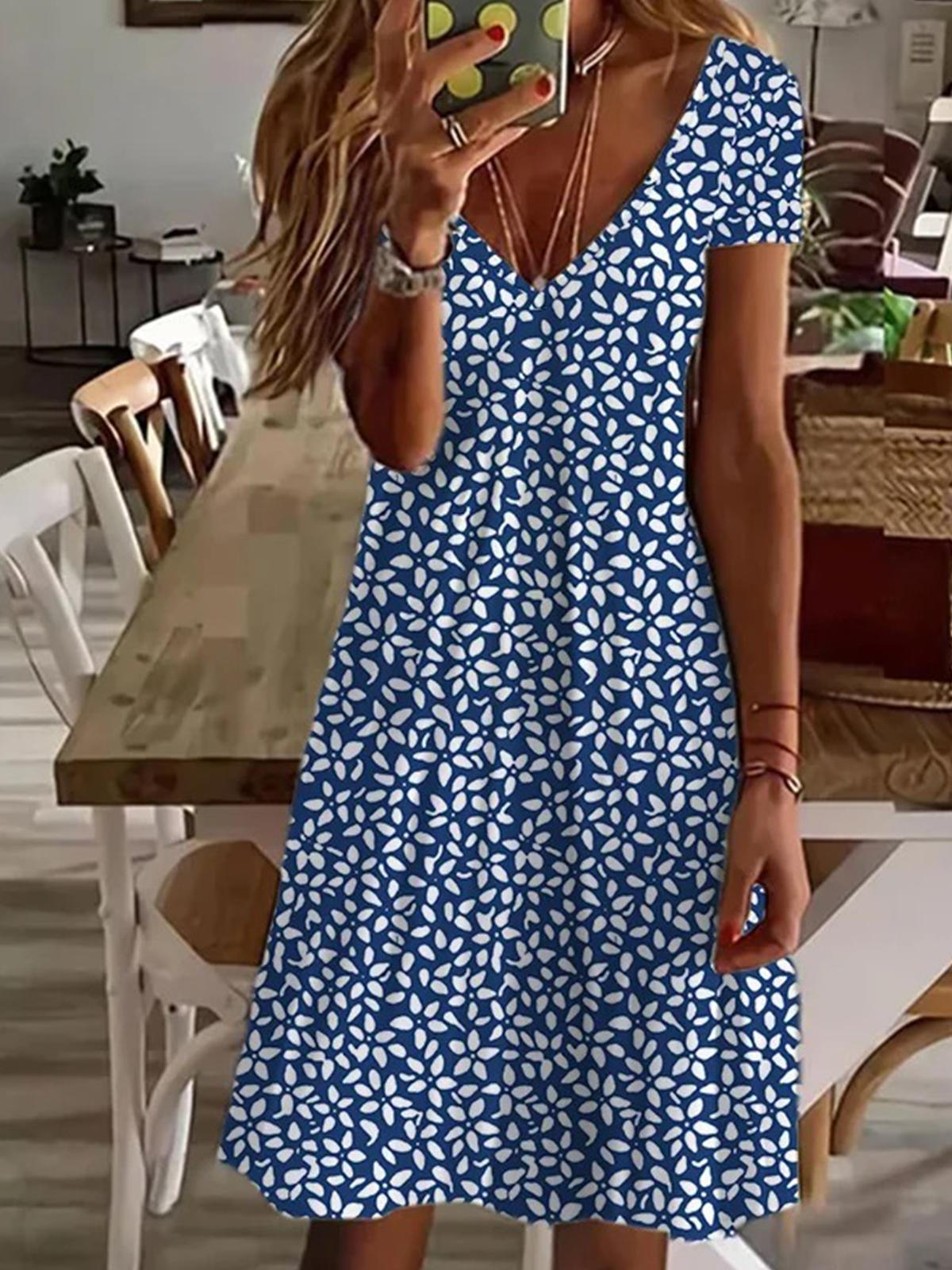 Einfaches Blumenkleid mit V-Ausschnitt und kurzen Ärmeln