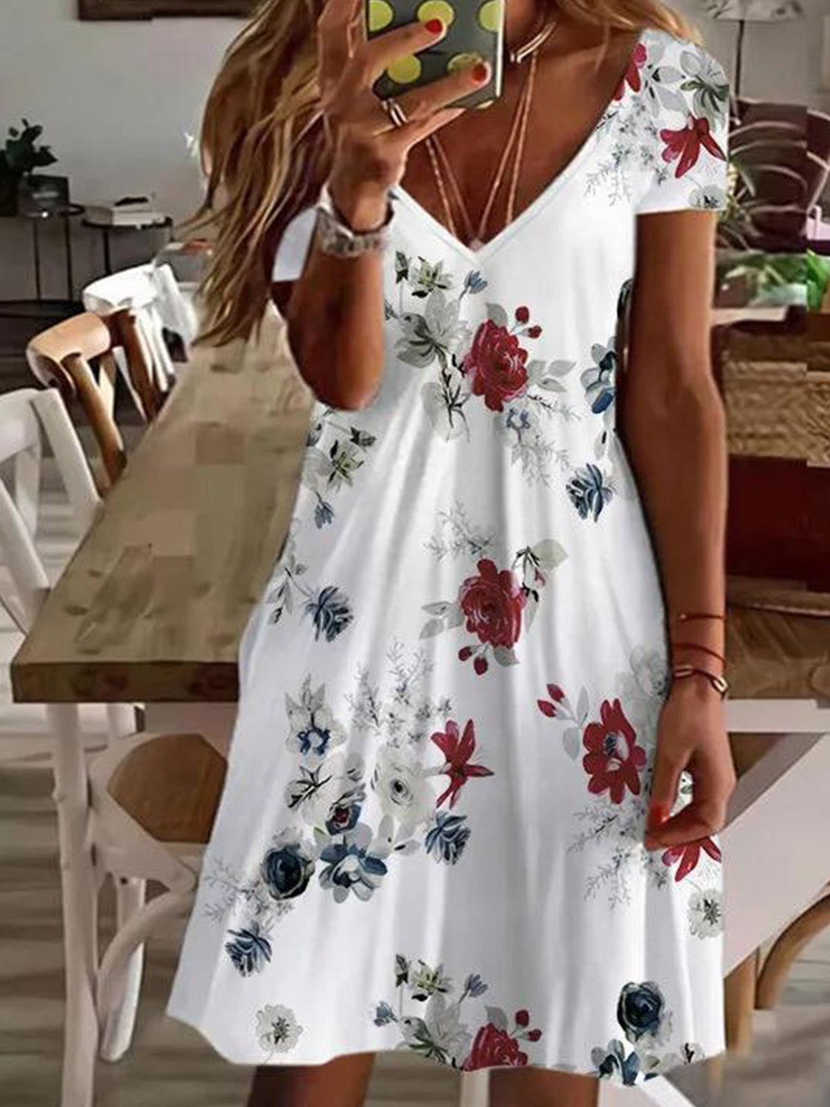 Blumenkleid mit V-Ausschnitt und kurzen Ärmeln