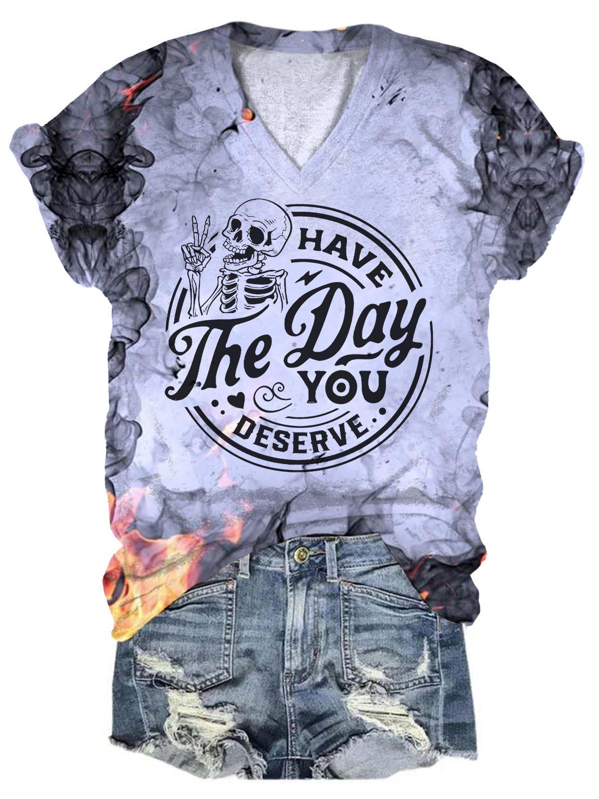 T-shirt col V tie-dye avec motif tête de mort « Have The Day You Deserve »