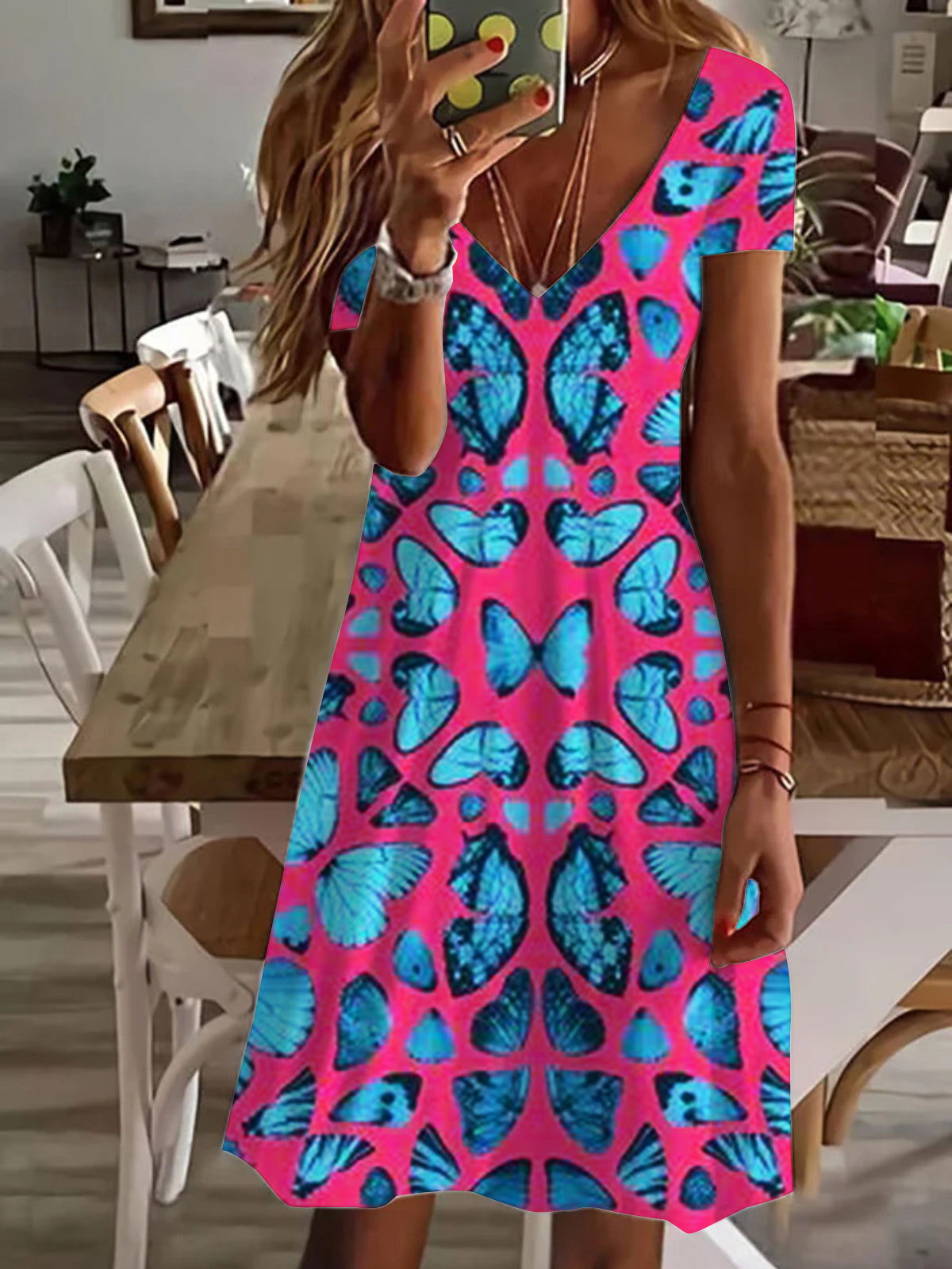 Kurzarmkleid mit V-Ausschnitt und Schmetterlingsmuster