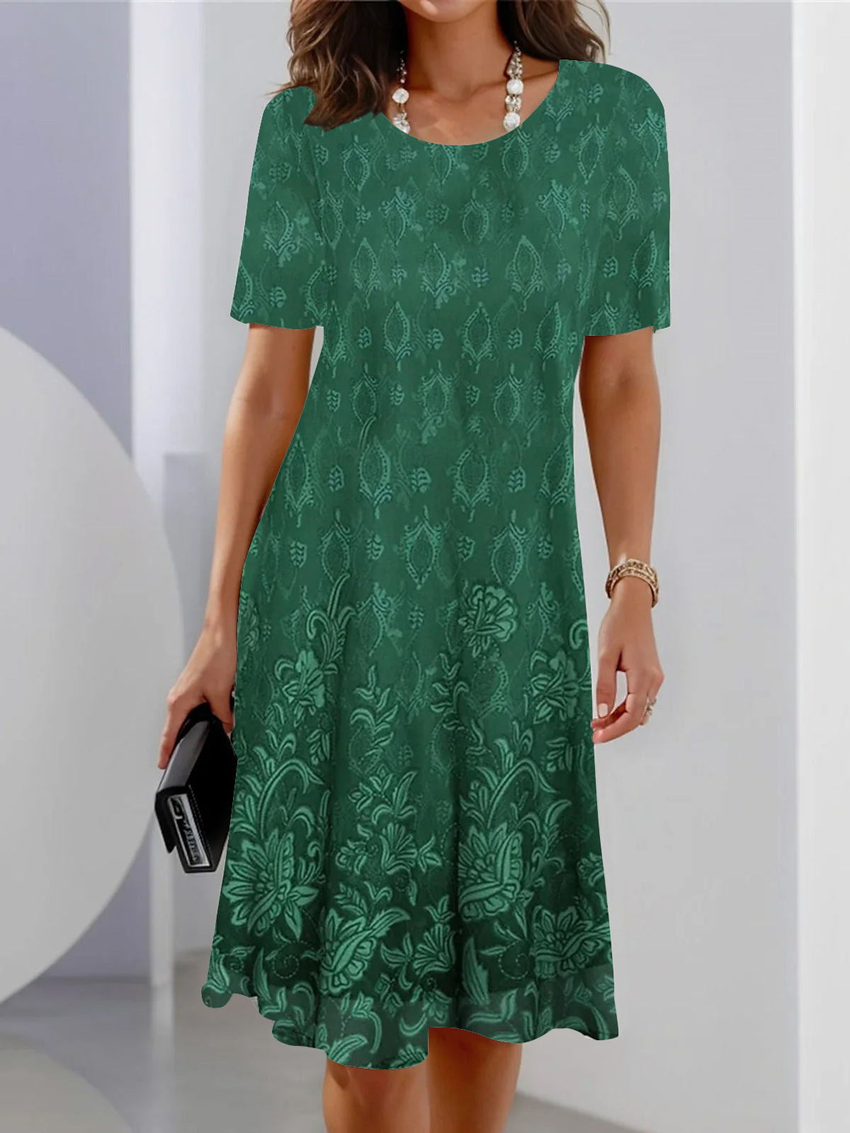 Geblümtes, kurzärmliges Kleid mit Rundhalsausschnitt