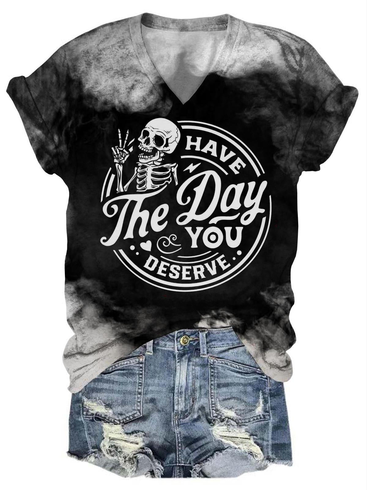 T-shirt col V tie-dye avec motif tête de mort « Have The Day You Deserve »