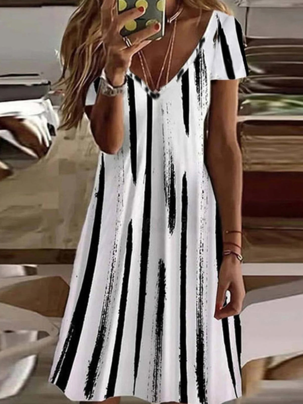 Line Art Kurzarmkleid mit V-Ausschnitt