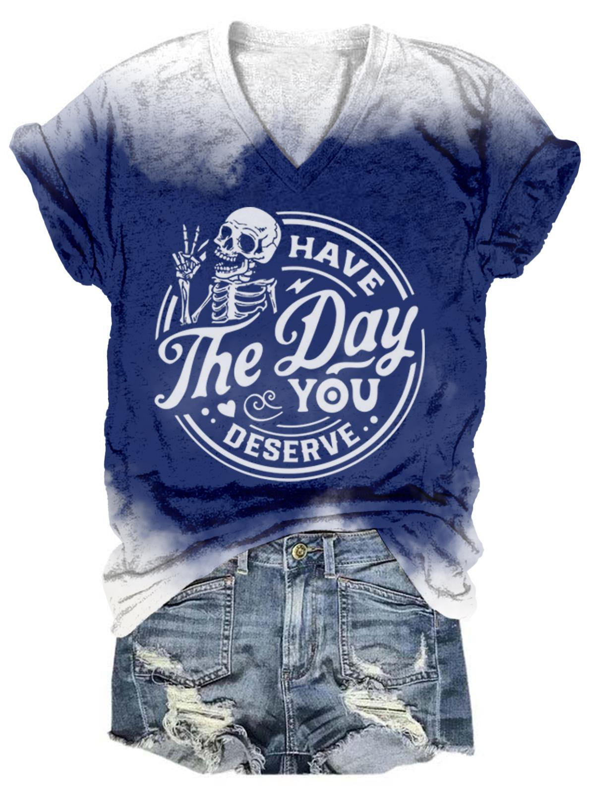 T-shirt col V tie-dye avec motif tête de mort « Have The Day You Deserve »