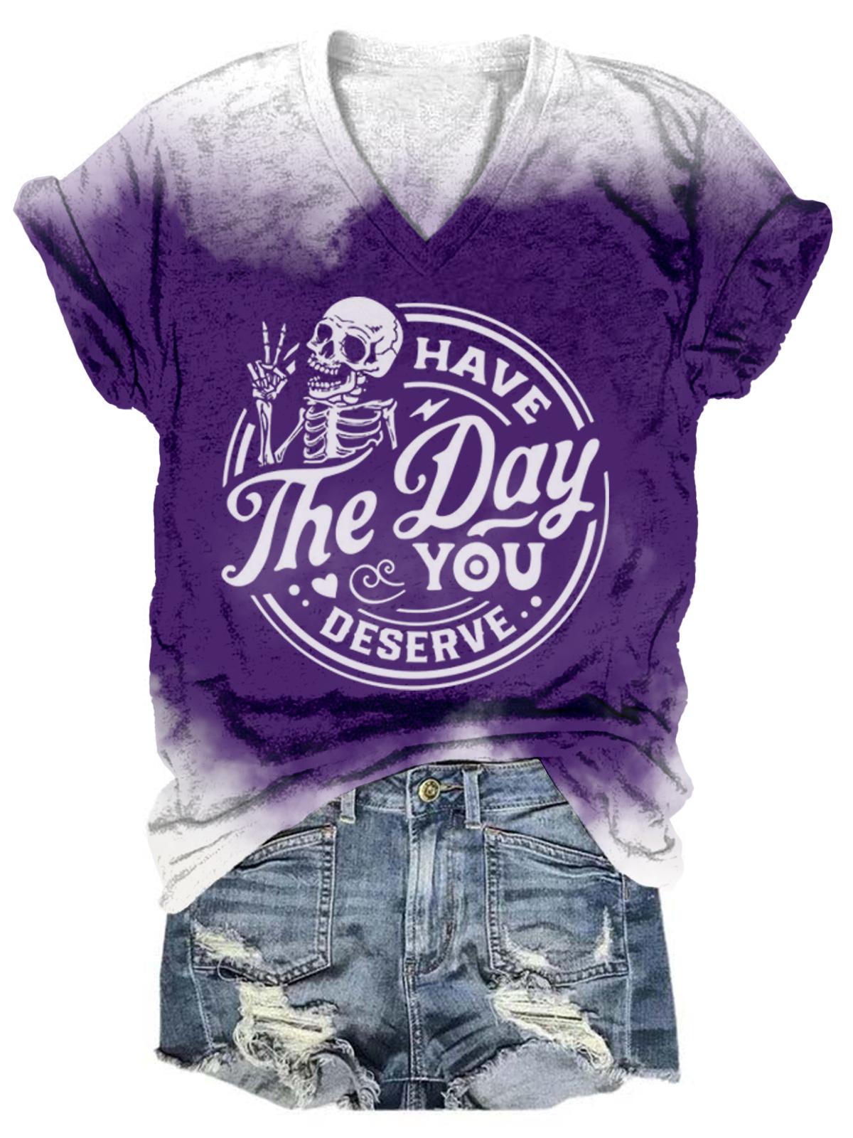 T-shirt col V tie-dye avec motif tête de mort « Have The Day You Deserve »