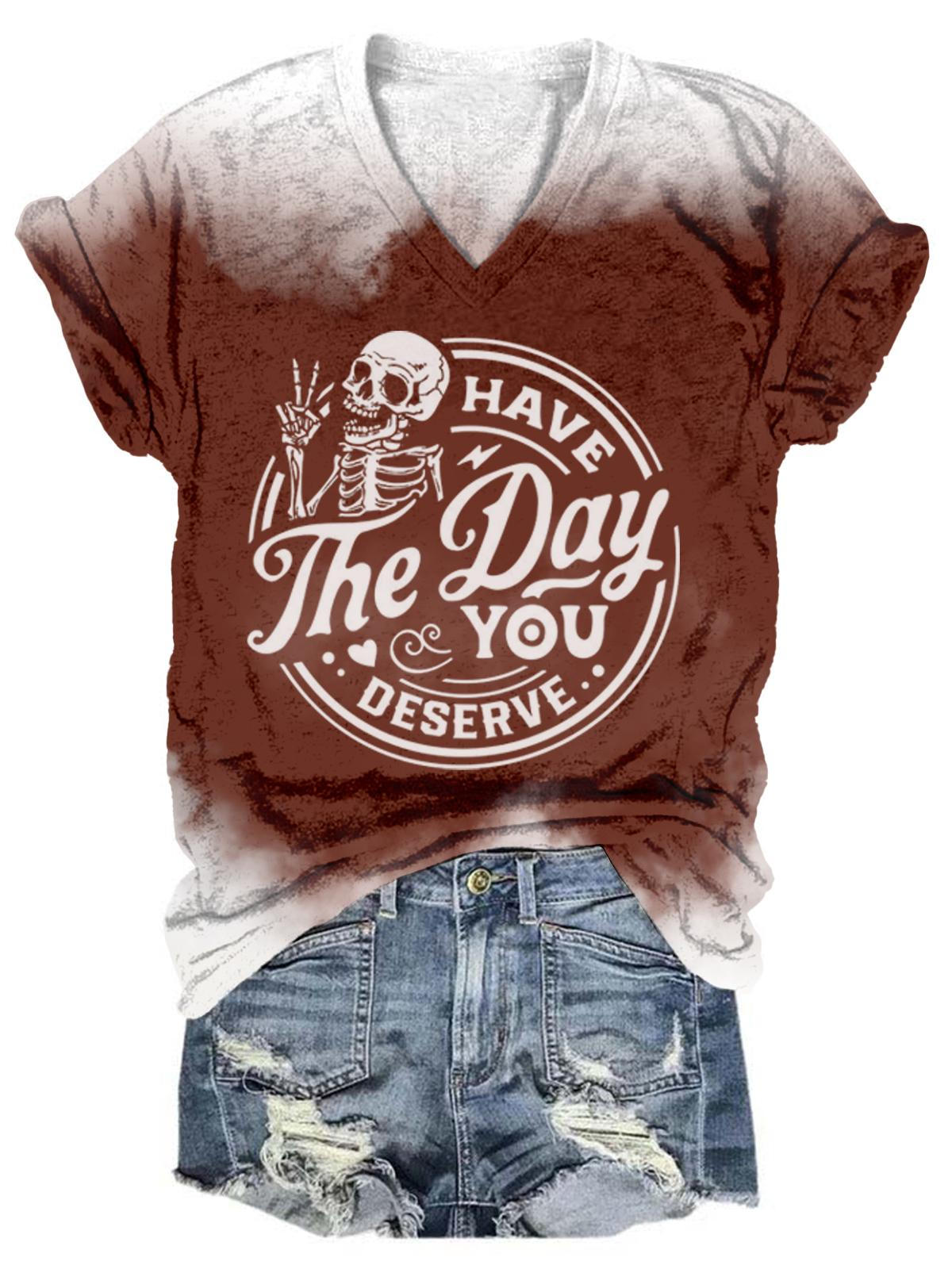 T-shirt col V tie-dye avec motif tête de mort « Have The Day You Deserve »