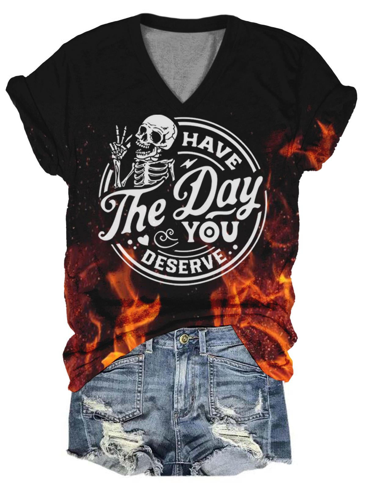 T-shirt col V tie-dye avec motif tête de mort « Have The Day You Deserve »