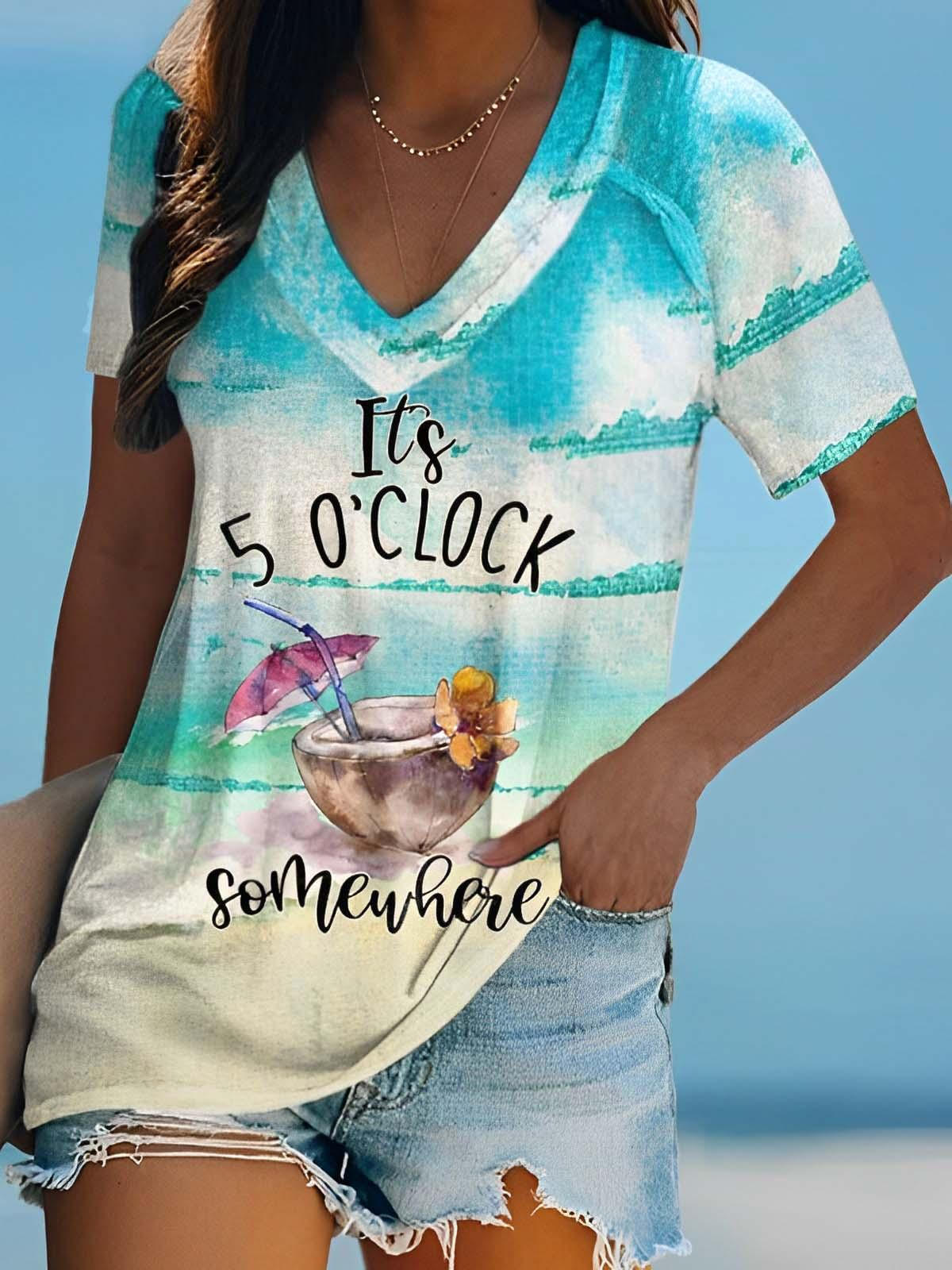 T-shirt col V imprimé « Il est 17 heures quelque part »