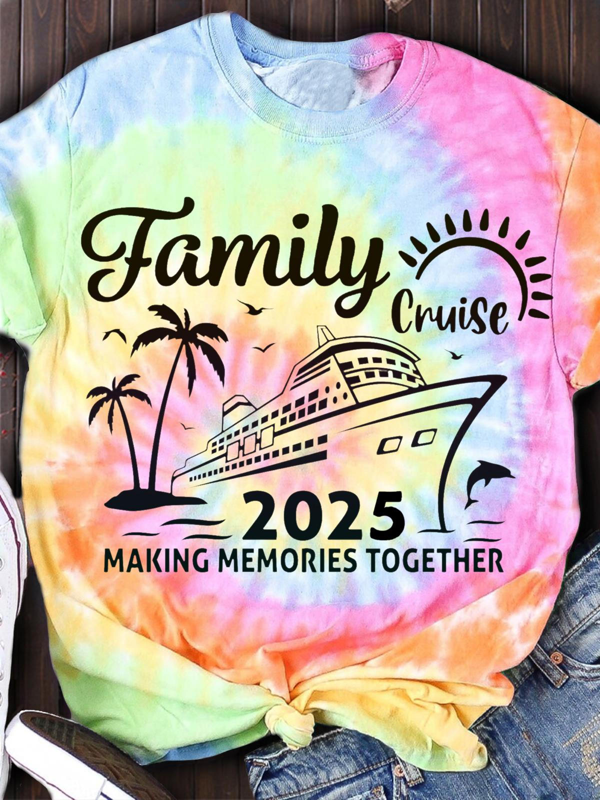 T-Shirt mit Rundhalsausschnitt und Batikmuster im Family Cruise-Print 