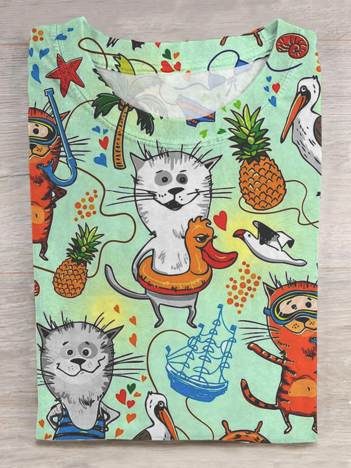 海辺で休暇中の面白い猫のクルーネックTシャツ