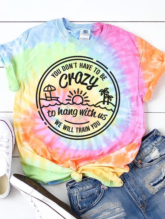 私たちと一緒に過ごすのにクレイジーである必要はありませんTシャツ