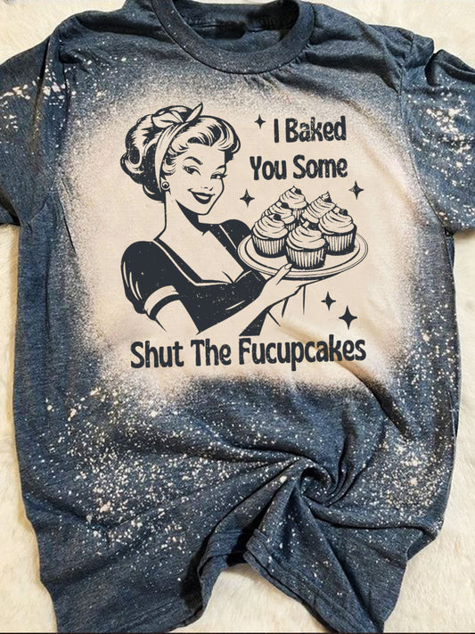 T-Shirt mit Rundhalsausschnitt und Batikmuster „I Baked You Some Shut The Fucupcakes“-Print 