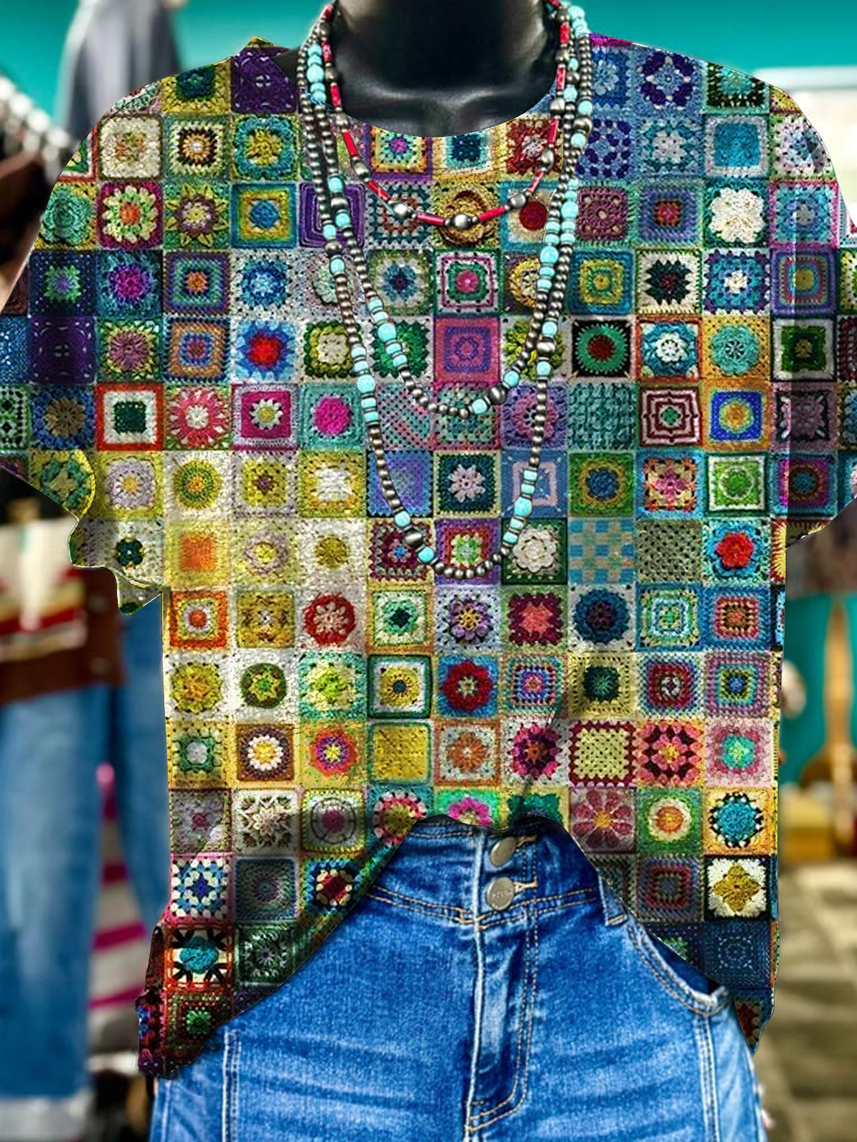 レトロな幾何学模様のコラージュアートクルーネックTシャツ
